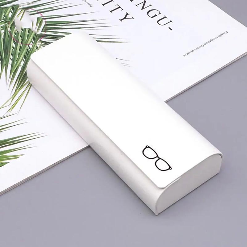 Minimalistisches Brillenetui aus Hartleder