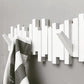 Kreative Wandgarderobe mit einziehbaren Haken