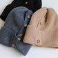 Beanie mit Knopfleiste