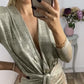 Metallic-Langarm-Krawatten-Bodycon-Kleid mit V-Ausschnitt